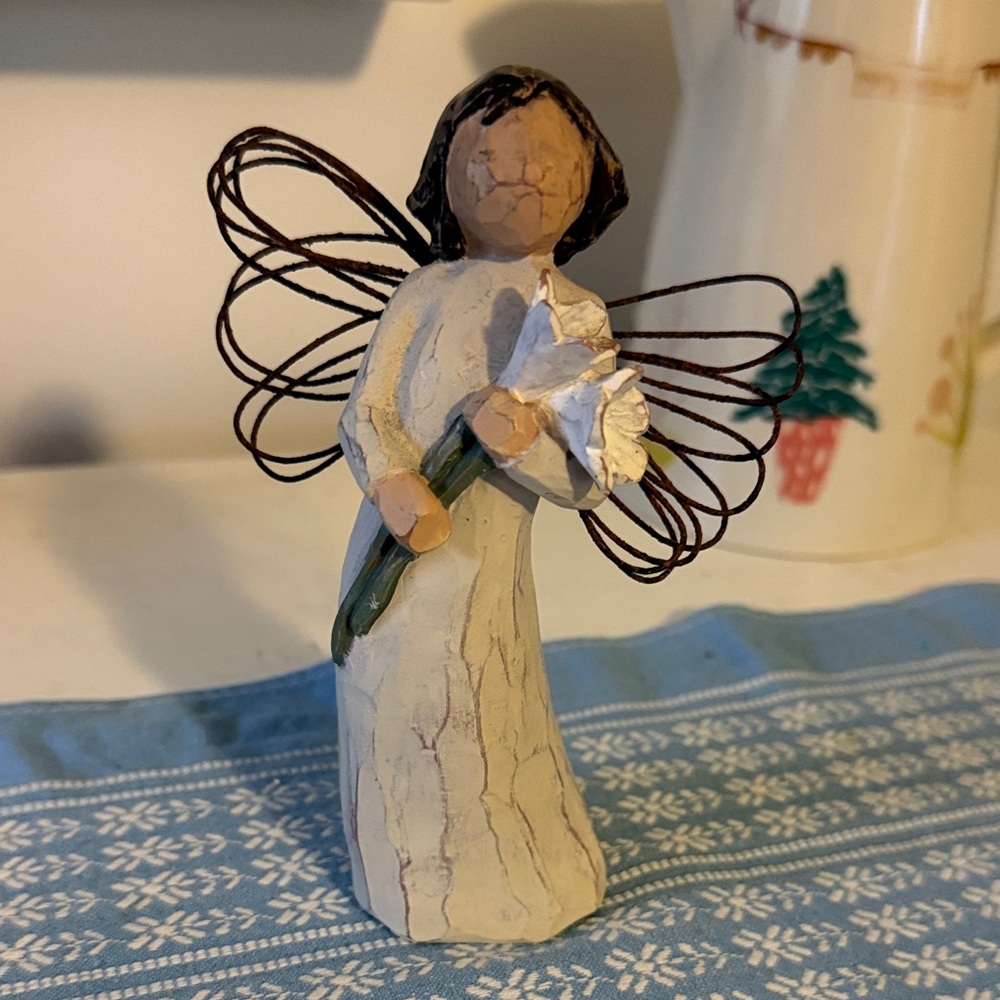 Demdaco Willow Tree Angel of Beauty with White Flowers